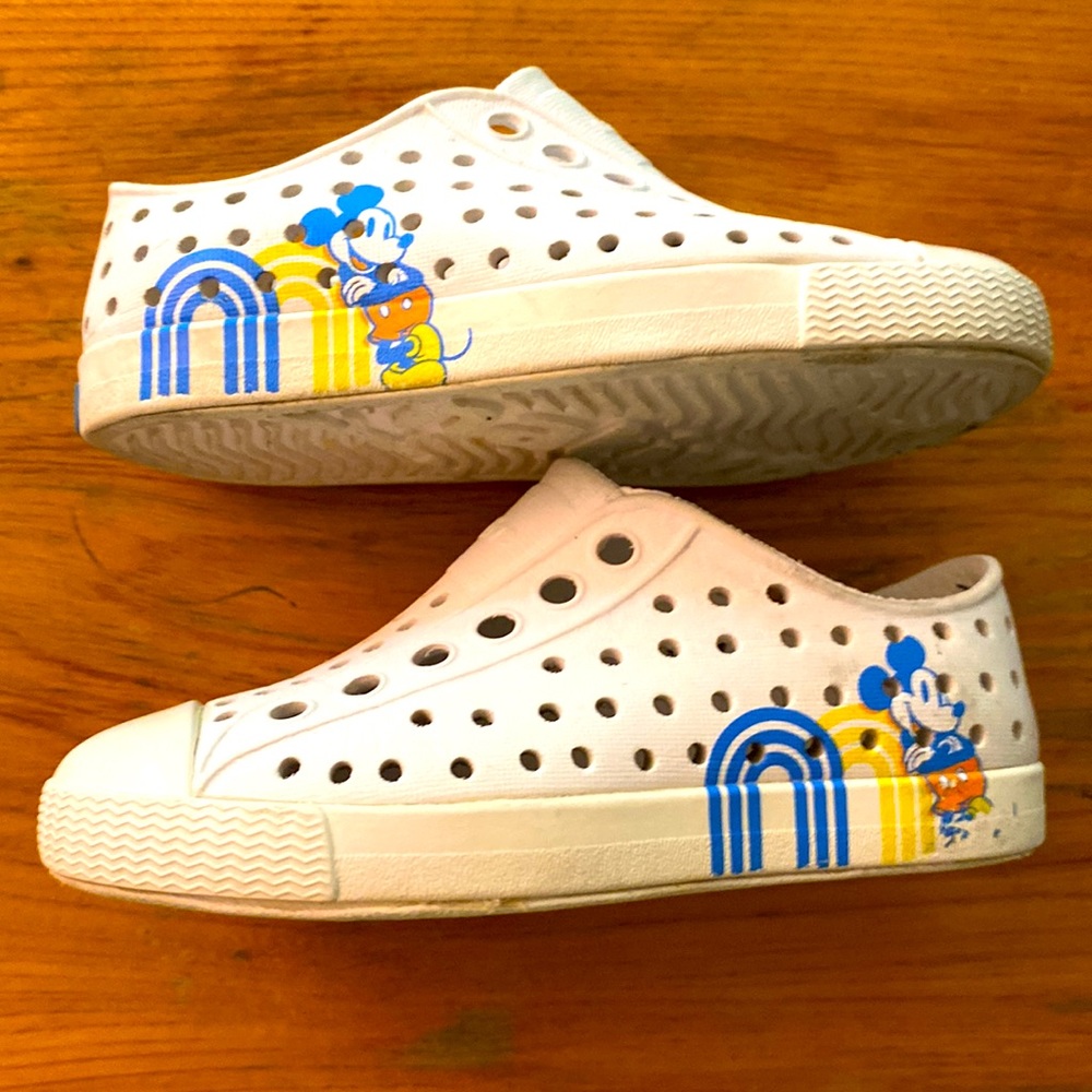 Adorable DISNEY NATIVE Jefferson slip on shoes unisex C6 white Mickey